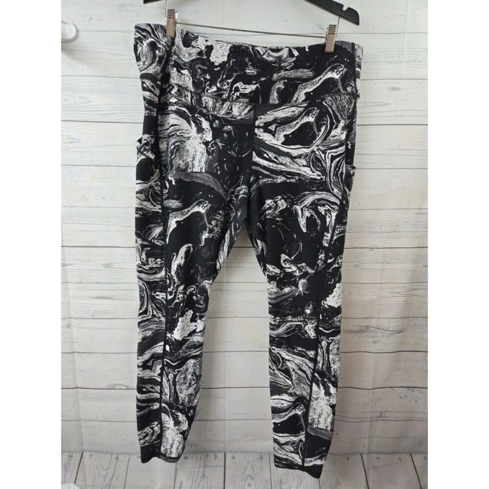 Torrid leggings Sz 3 black white phone pockets
